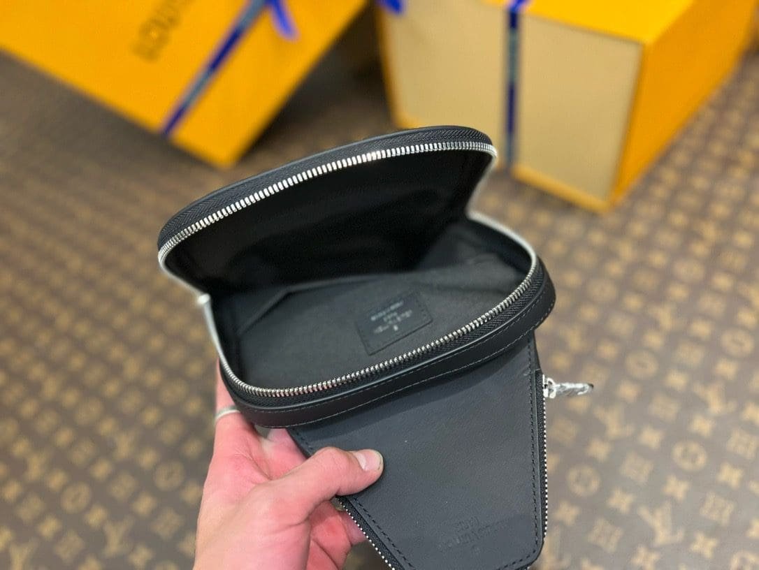 Louis Vuitton N45303 Avenue Slingbag NM