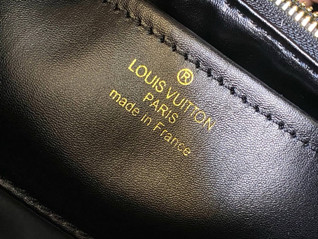 Louis Vuitton M24607 Large CAPUCINES SOUPLE BAG