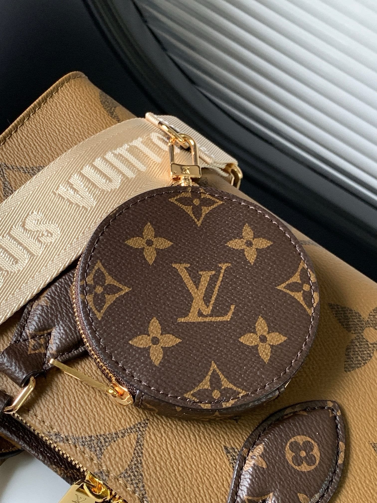 Louis Vuitton M46653 OnTheGo East West
