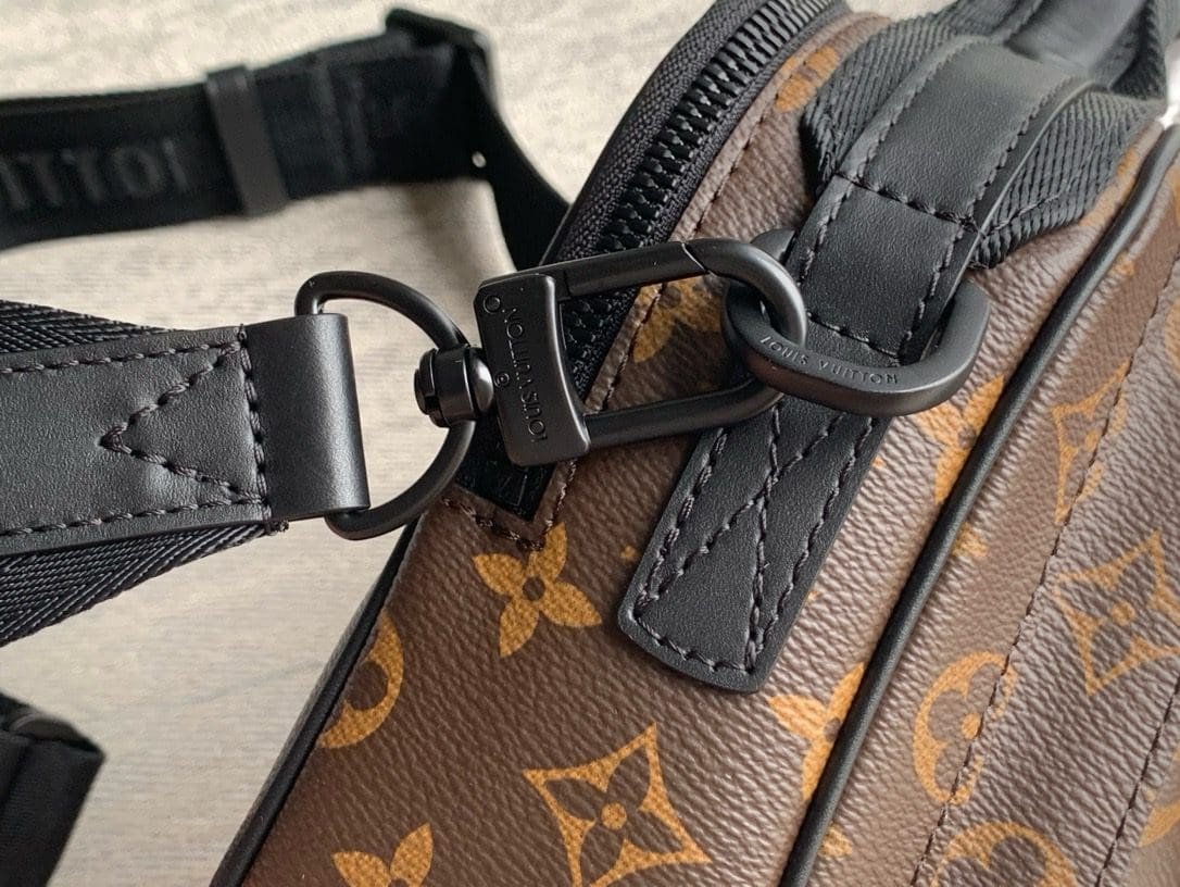 Louis Vuitton M46973 Quest Messenger