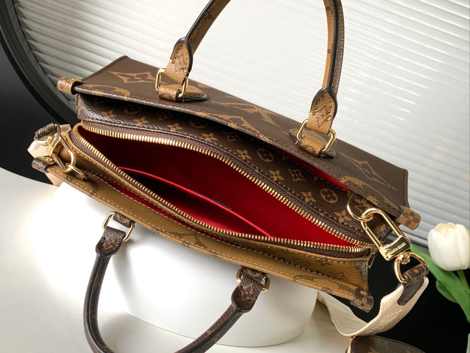 Louis Vuitton M46653 OnTheGo East West