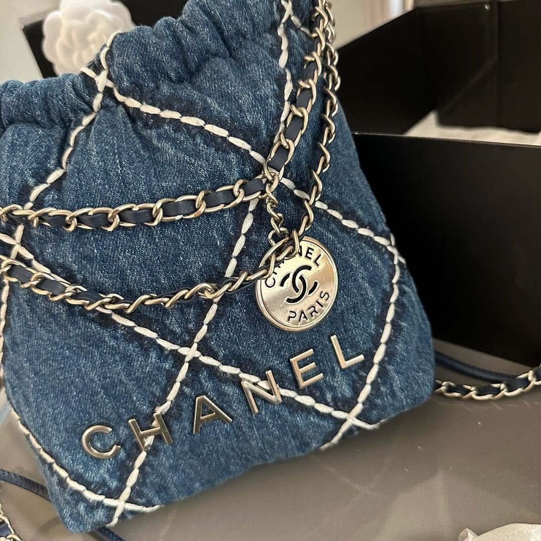 CHANEL 22 mini handbag