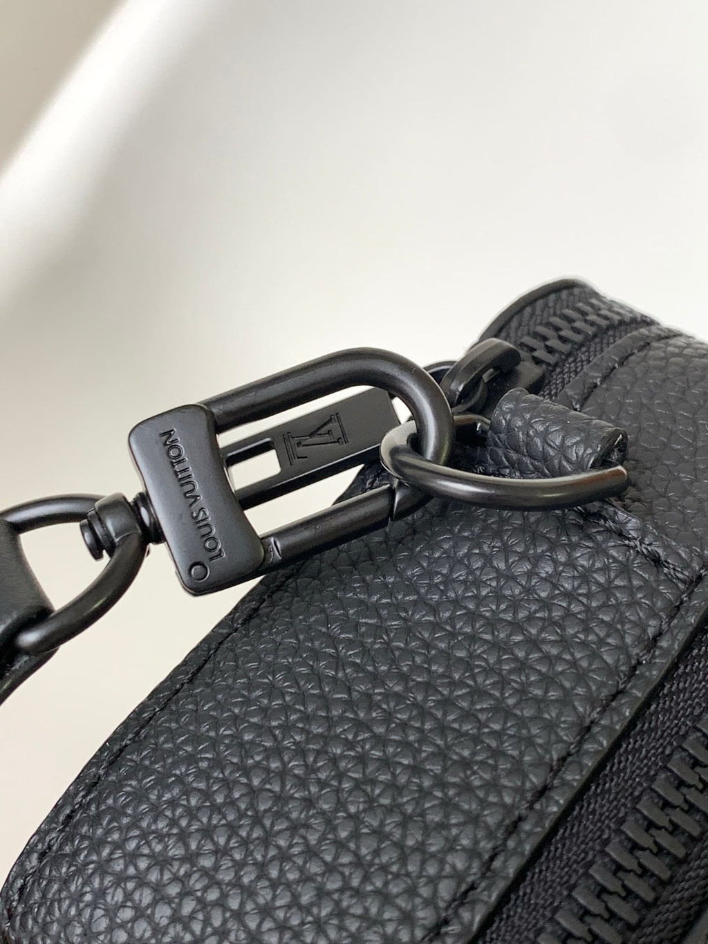 Louis Vuitton M59161 Alpha Wearable Wallet