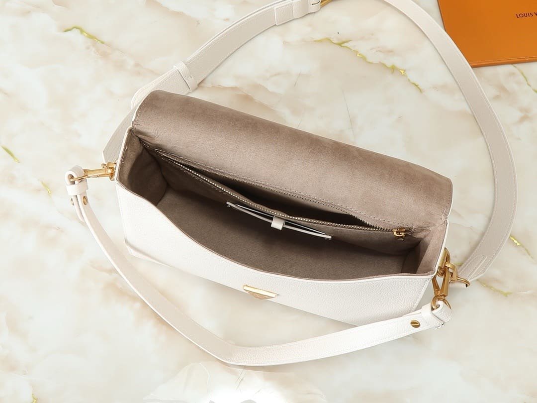 Louis Vuitton M25359 Soft Twist