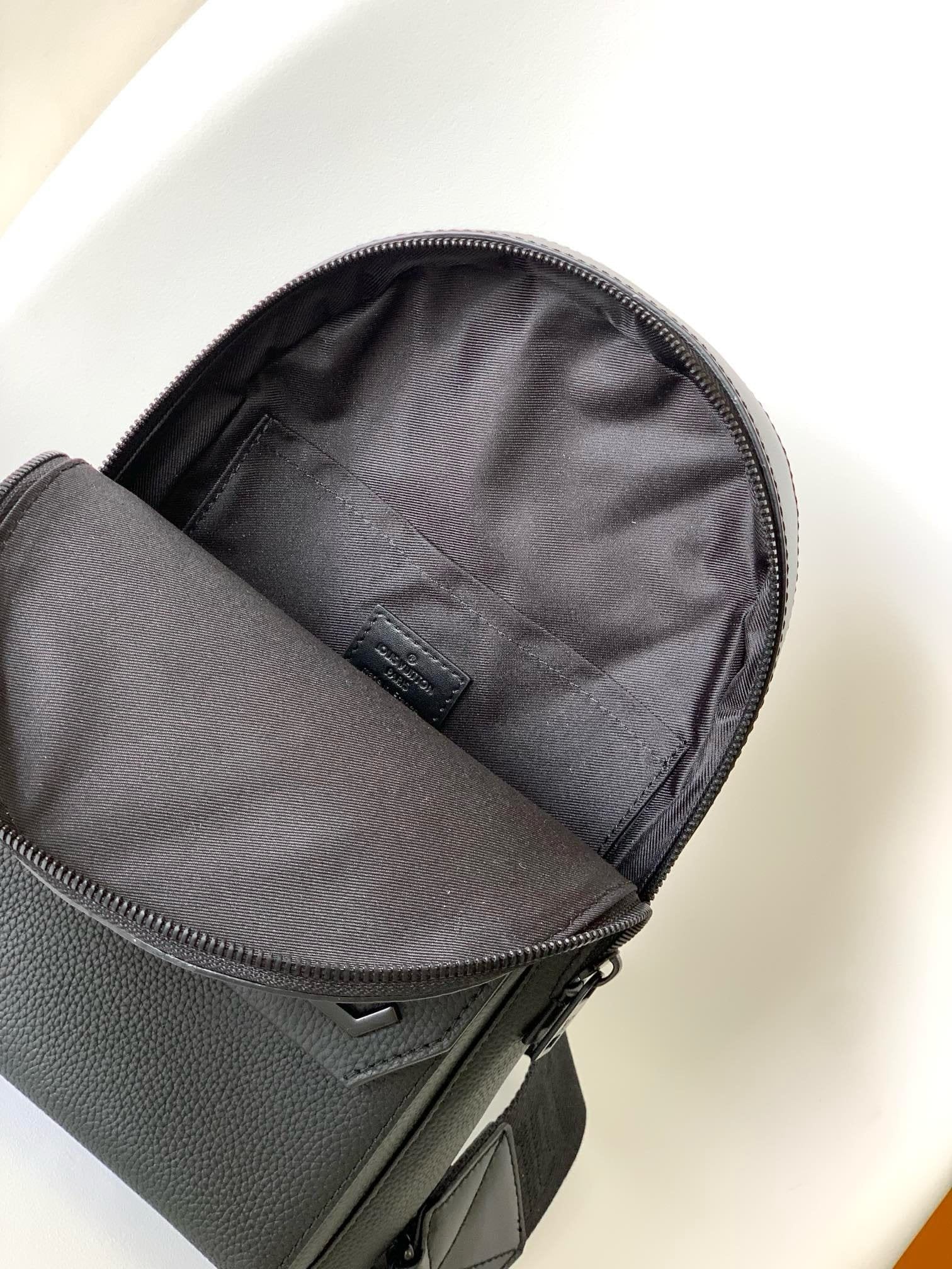 Louis Vuitton M23736 Pilot Slingbag