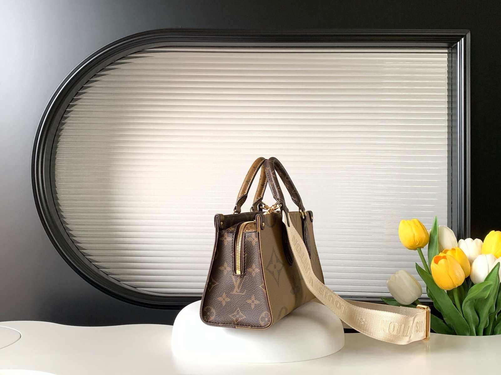 Louis Vuitton M46653 OnTheGo East West