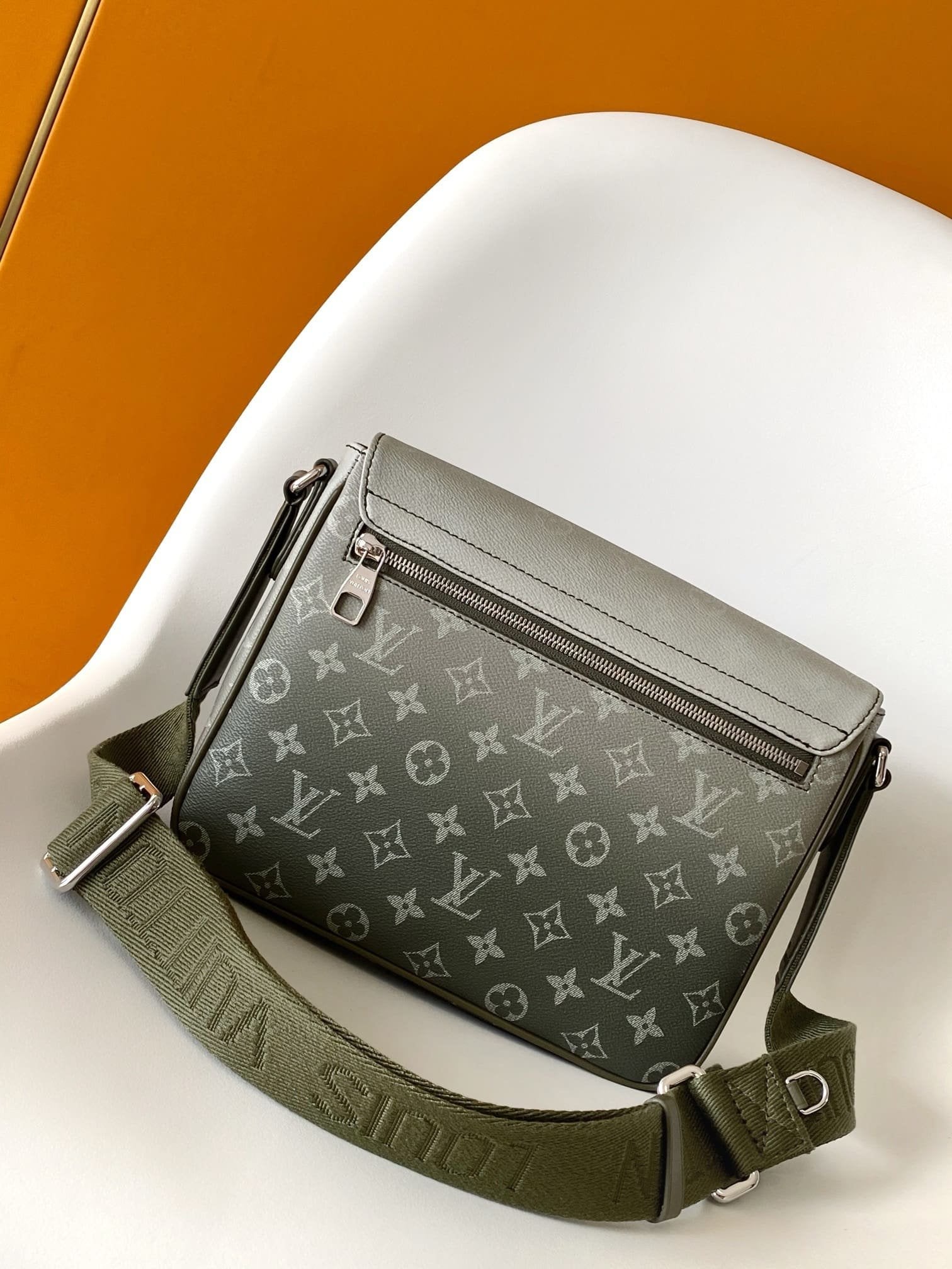 Louis Vuitton M11593 District PM