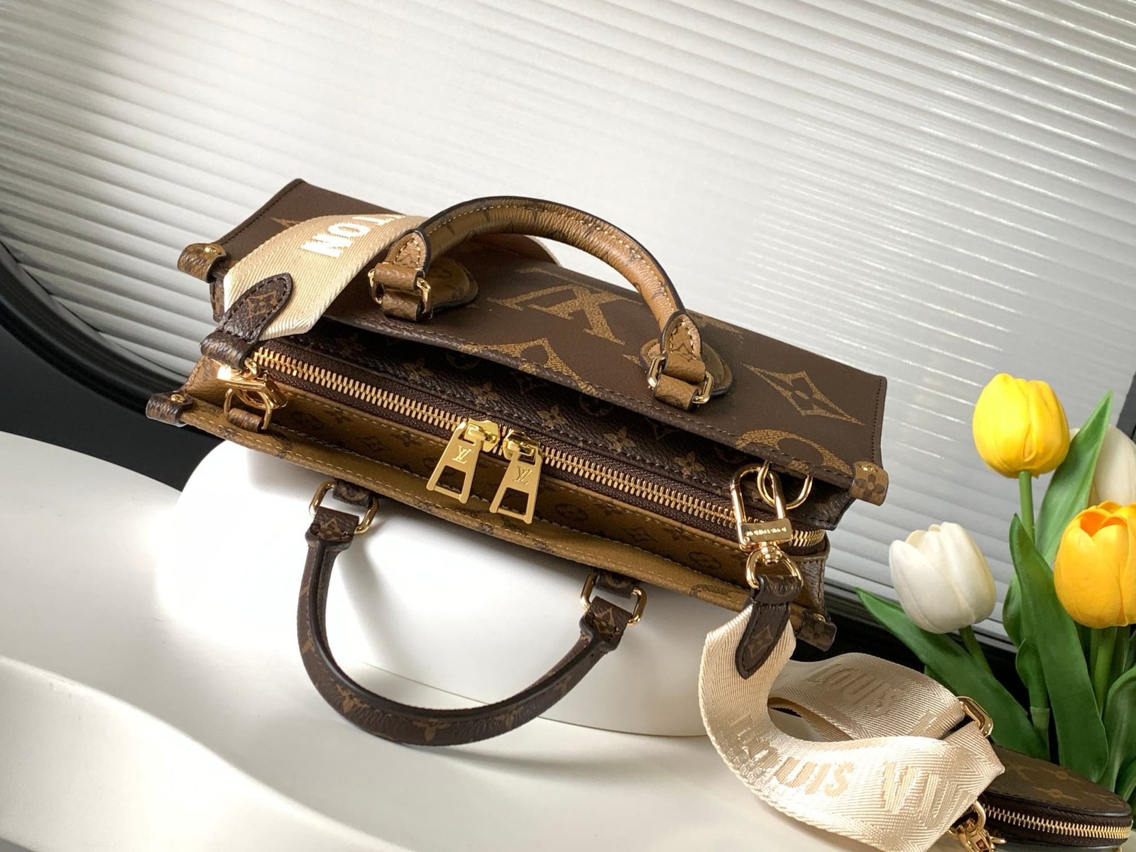 Louis Vuitton M46653 OnTheGo East West