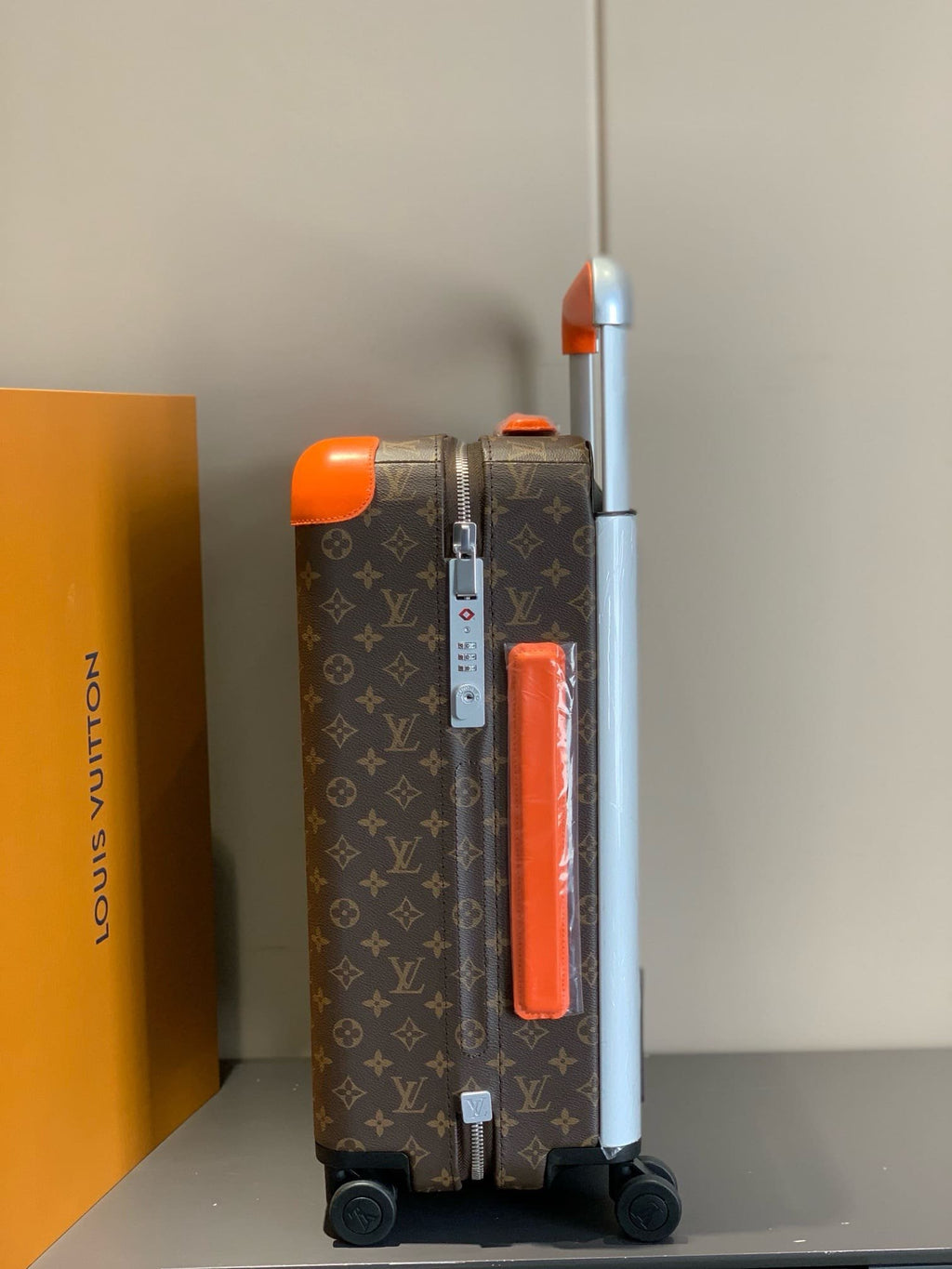 Louis Vuitton M46777 Horizon 55
