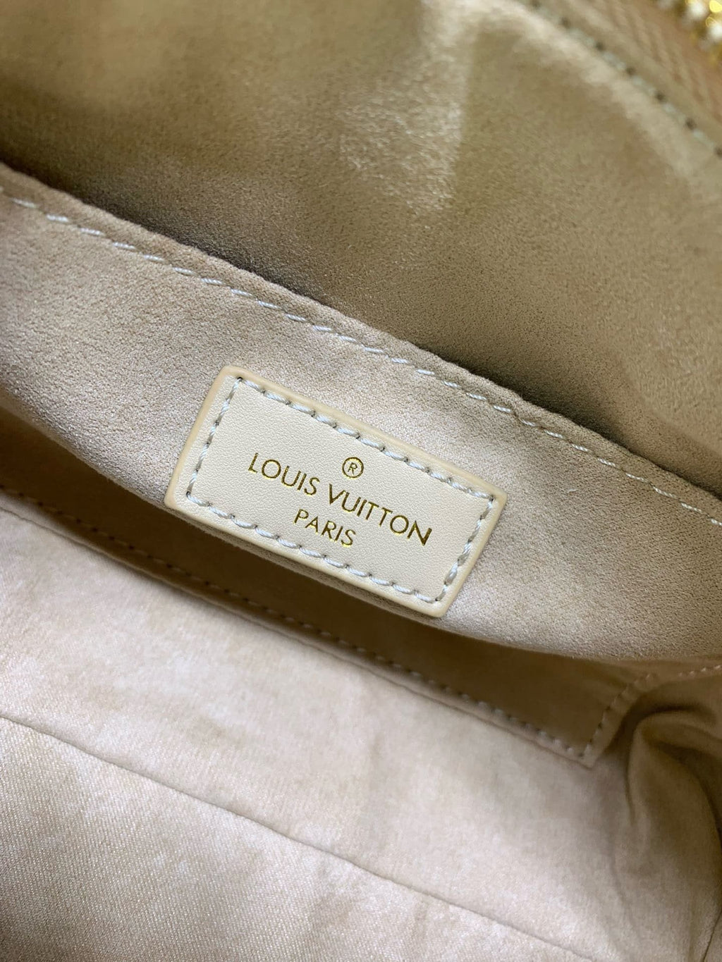Louis Vuitton M11273 OnTheGo East West